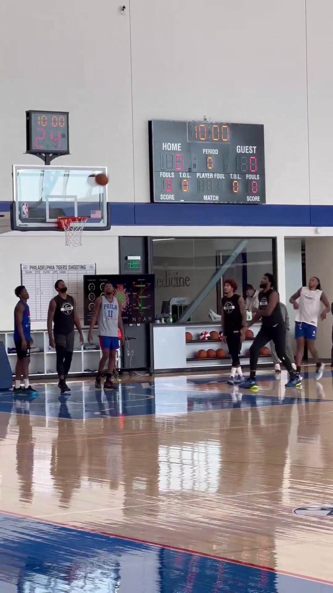 恩比德再不上场打球人们都快忘了他还是一位MVP了